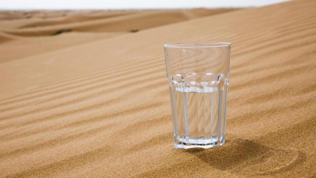 Un premio nobel cambia las normas: extrae 1.000 litros de agua al día en pleno desierto con una máquina revolucionaria