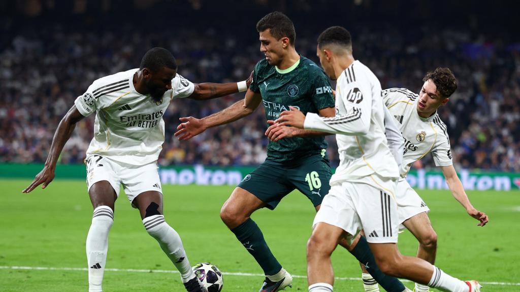 Rodri Hernández, surrounded by Real Madrid players