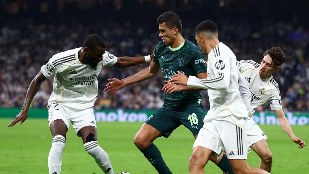 Rodri Hernández, rodeado de jugadores del Real Madrid