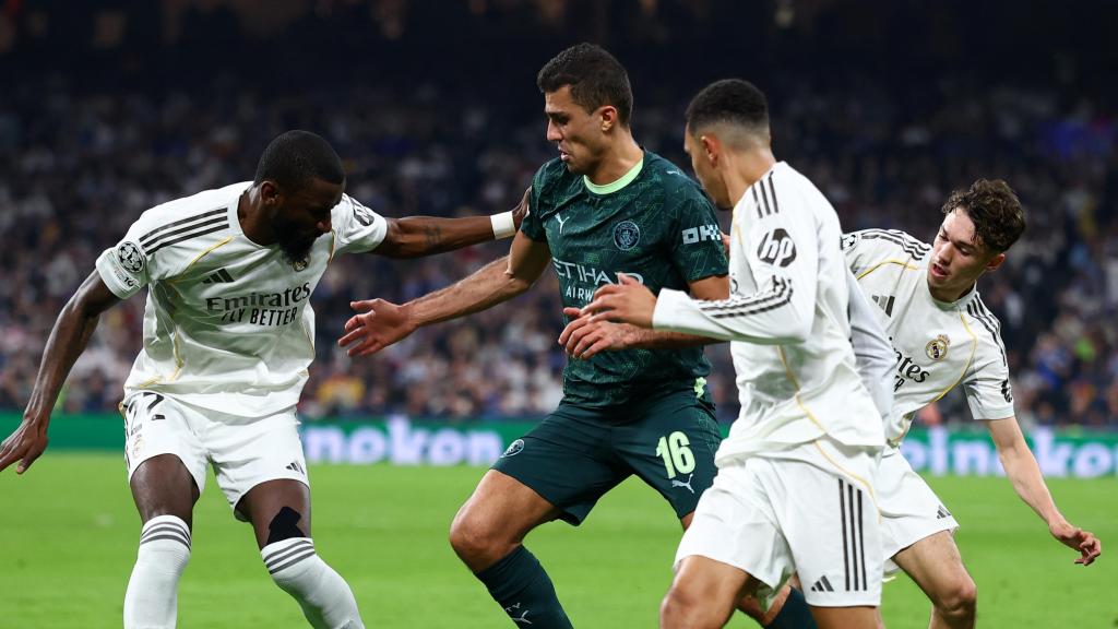 Rodri Hernández, rodeado de jugadores del Real Madrid