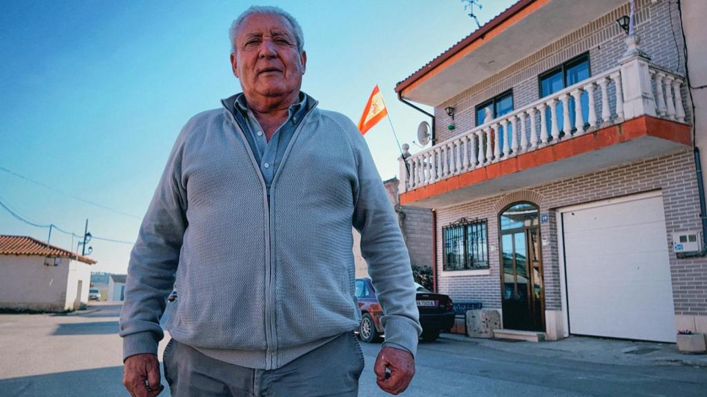 El alcalde de Villán de Tordesillas, José Vidal, en el centro del pueblo.