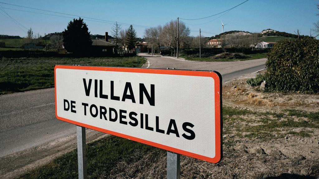 Cartel situado en la entrada de Villán de Tordesillas, en Valladolid.