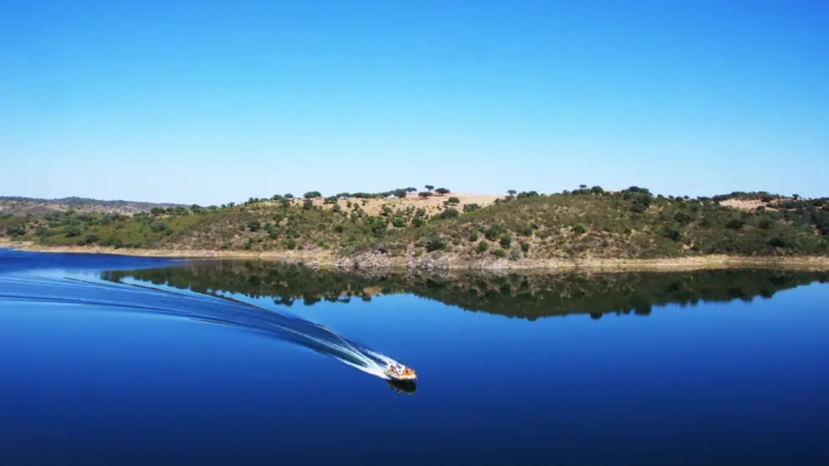 Imagen del lago artificial más grande de Europa, situado entre España y Portugal.