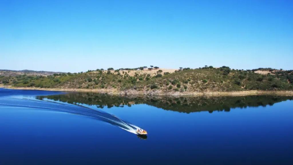 Imagen del lago artificial más grande de Europa, situado entre España y Portugal.