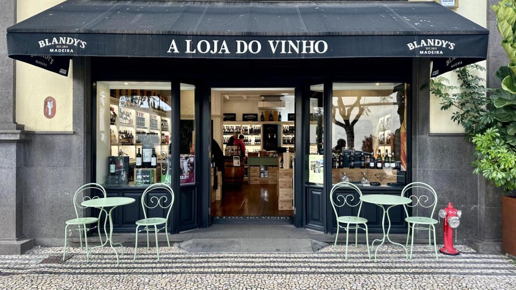 La fachada principal de A Loja Do Vinho.