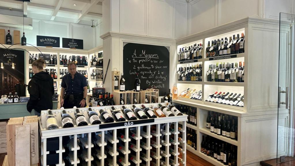 Los vinos fortificados de Madeira conviven con un amplio repertorio de referencias que recorren otras regiones de Portugal y más allá