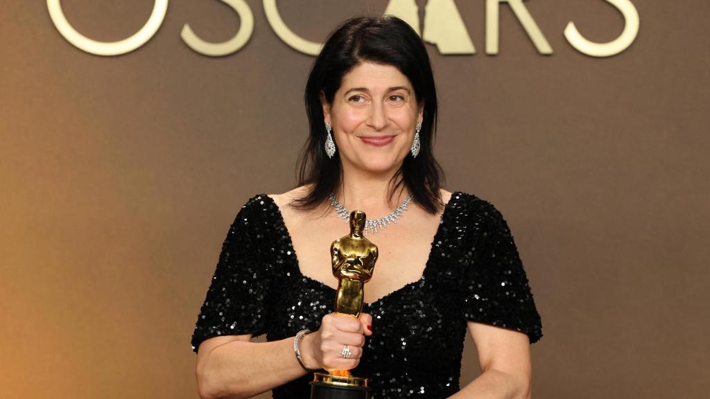 La directora de casting Cassandra Kulukundis con su Oscar por 'Una batalla tras otra'.