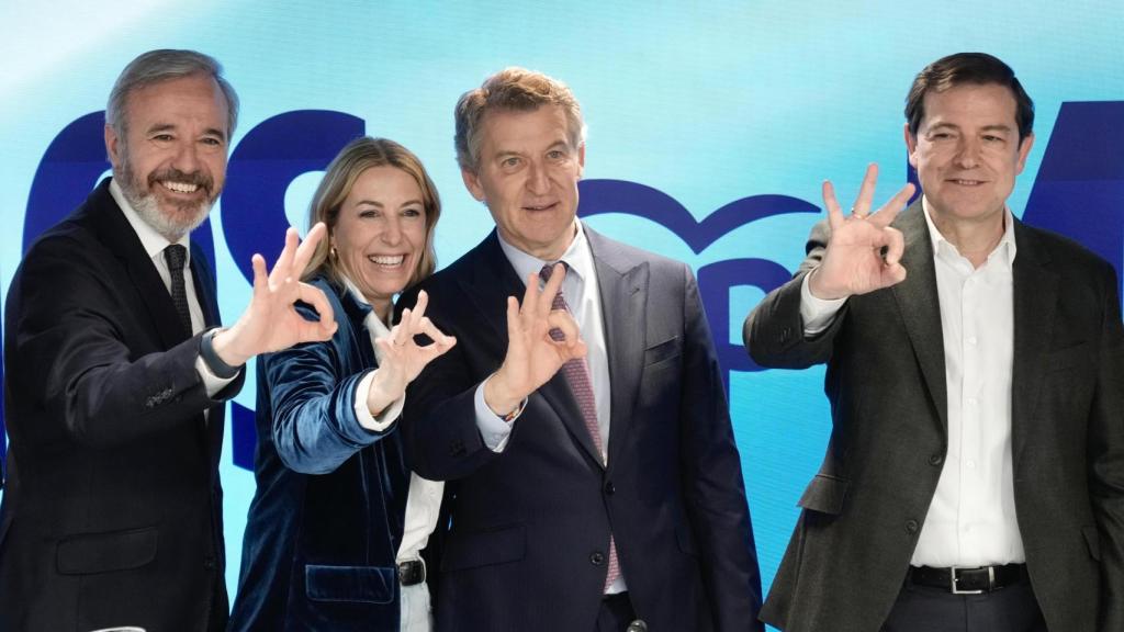 Azcón, Guardiola y Mañueco celebran con Feijóo sus tres victorias autonómicas, este lunes en la sede nacional del PP.