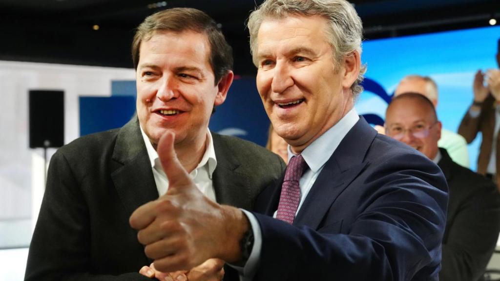 Alberto Núñez Feijóo celebra con Alfonso Fernández Mañueco su triunfo del 15-M, este lunes en la sede nacional del PP.