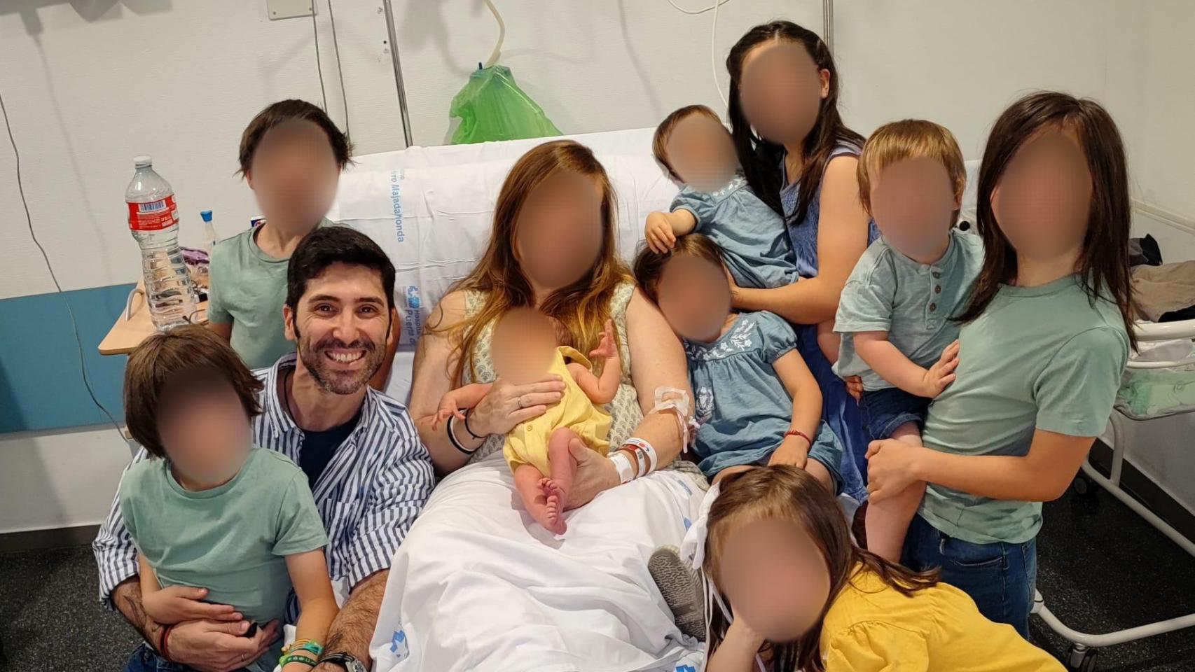 Jorge Bravo junto a su familia el día que nació su noveno hijo.