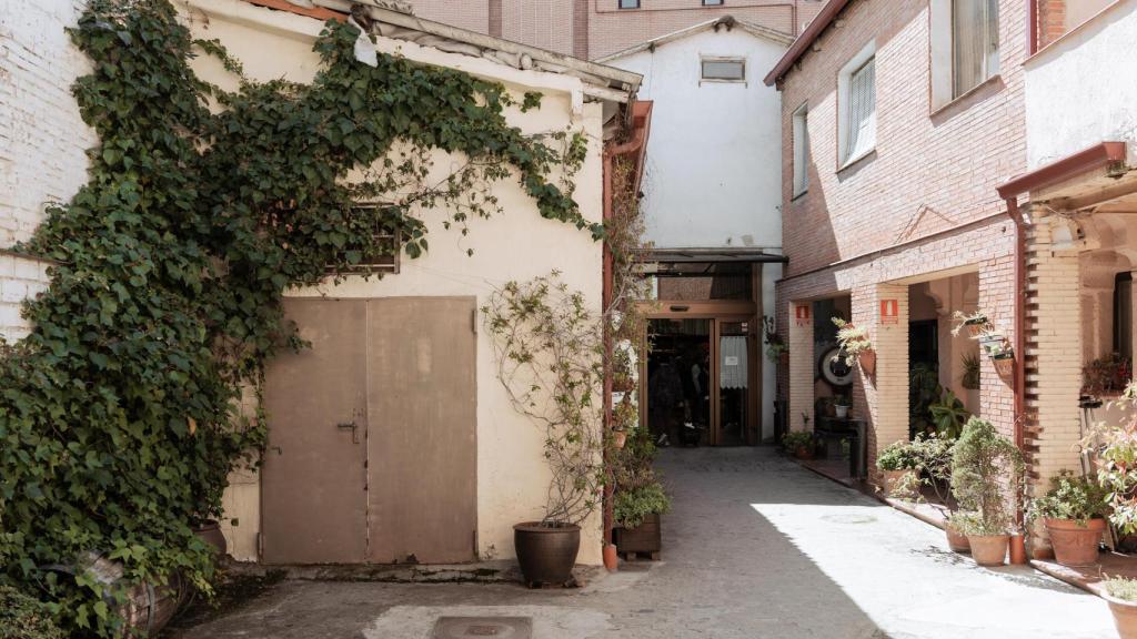 El patio de viviendas que da paso a la tienda Antoñita Jiménez