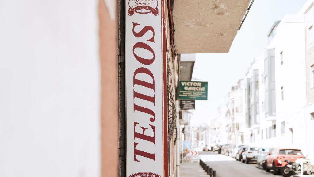 El cartel de Tejidos en la calle Antoñita Jiménez