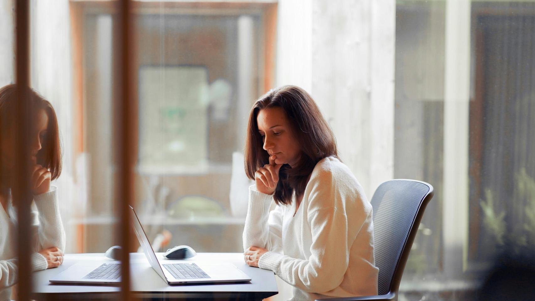 Imagen de una mujer en su puesto de empleo.