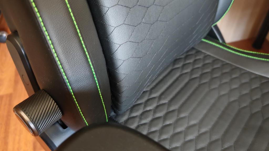 Los materiales premium del asiento y el respaldo de la Razer Iskur V2 NewGen.