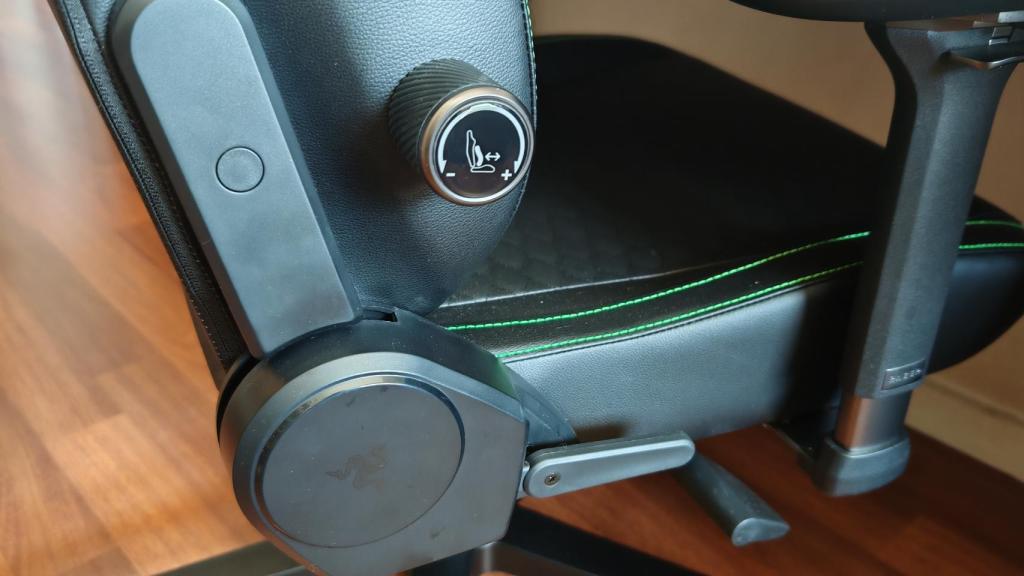 Las ruedas y palancas que permiten ajustar la Razer Iskur V2 NewGen a tu gusto.