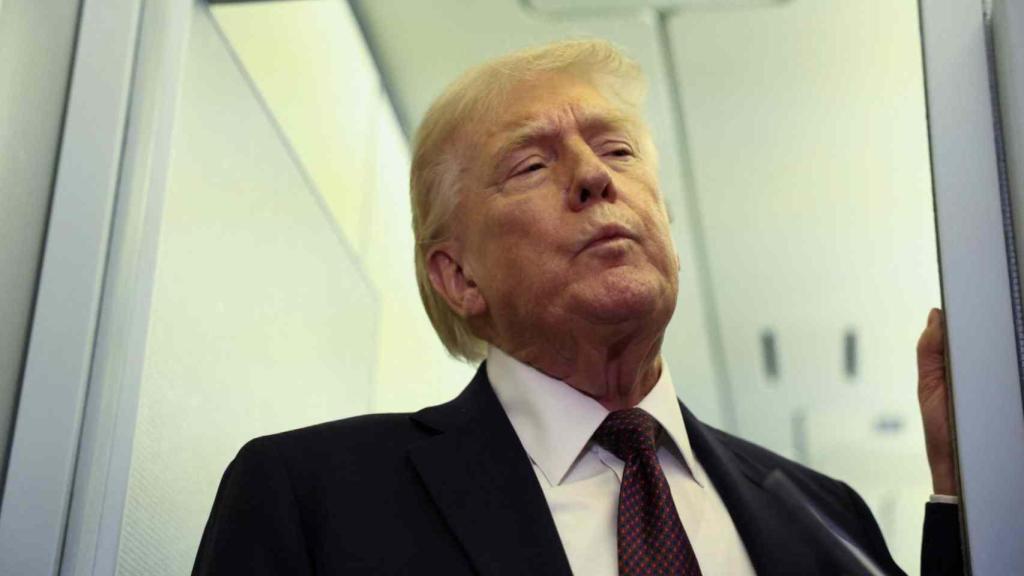 Donald Trump, presidente de EEUU, habla con los periodistas a bordo del Air Force One.
