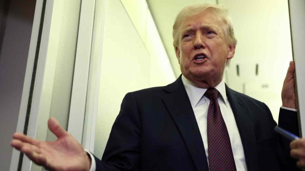 Donald Trump, presidente de EEUU, habla con los periodistas a bordo del Air Force One.