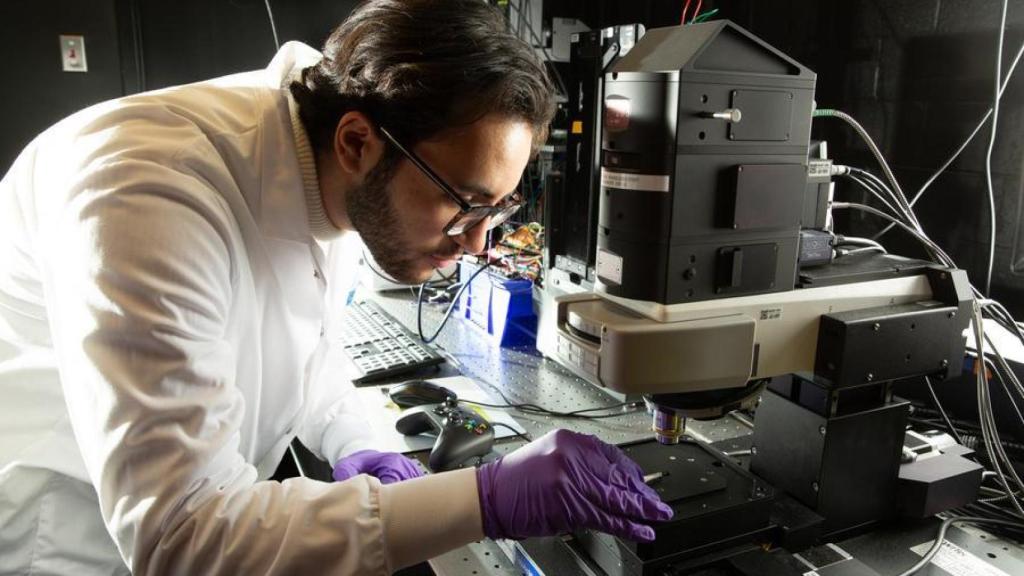 Seleem Badawy coloca el chip PlasmoSniff en el microscopio Raman.
