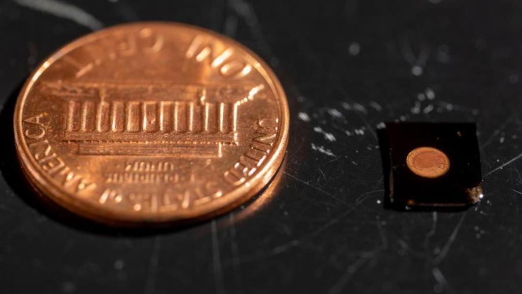 El nuevo sensor PlasmoSniff junto a una moneda  de un céntimo de dolar