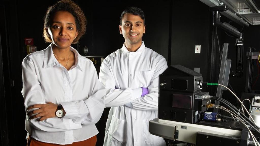 Loza Tadesse (izquierda) y Aditya Garg aparecen junto al microscopio Raman.