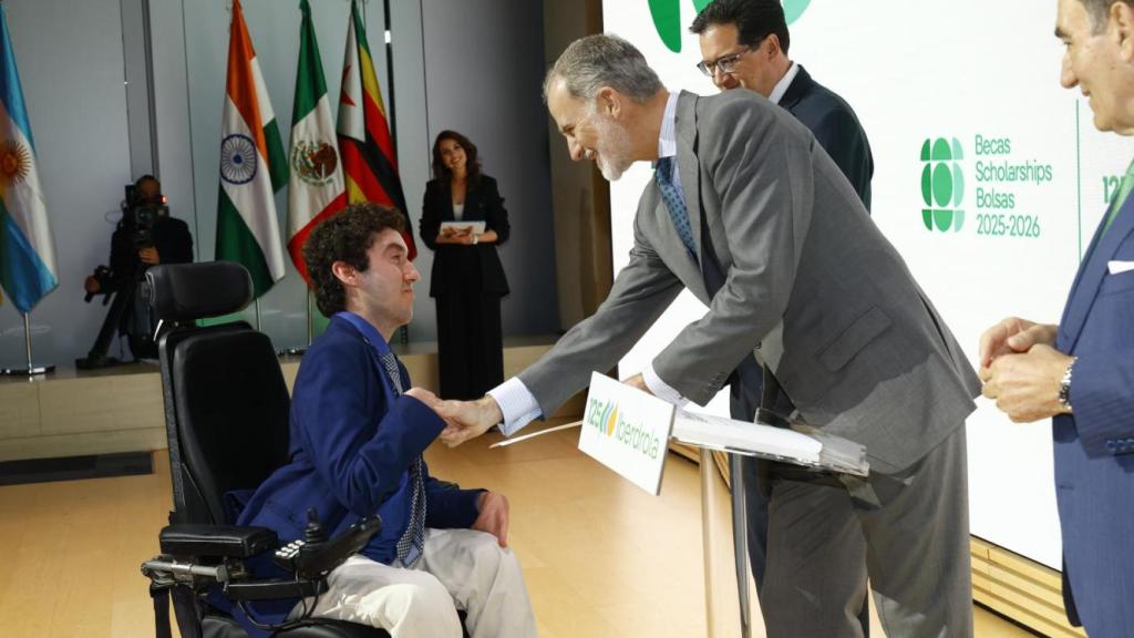 El Rey hace entrega de una de las 81 becas Iberdrola, junto al presidente de Iberdrola, Ignacio Galán, y el ministro para la Transformación Digital y de la Función Pública, Óscar López Águeda.
