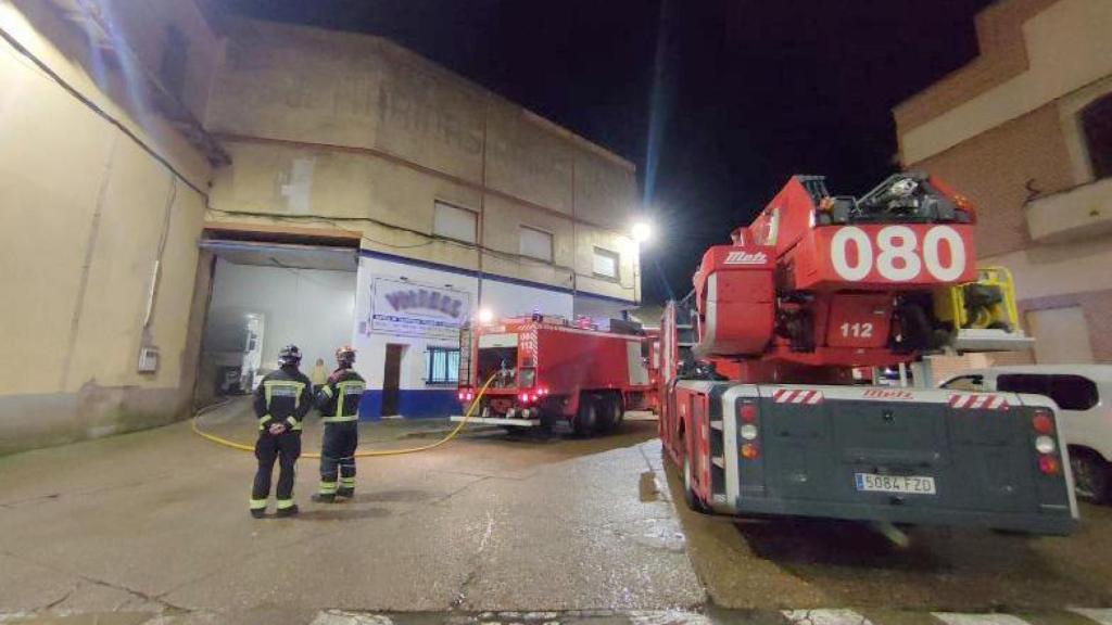 Incendio de una nave en Valencia de Don Juan (León) en una foto de archivo