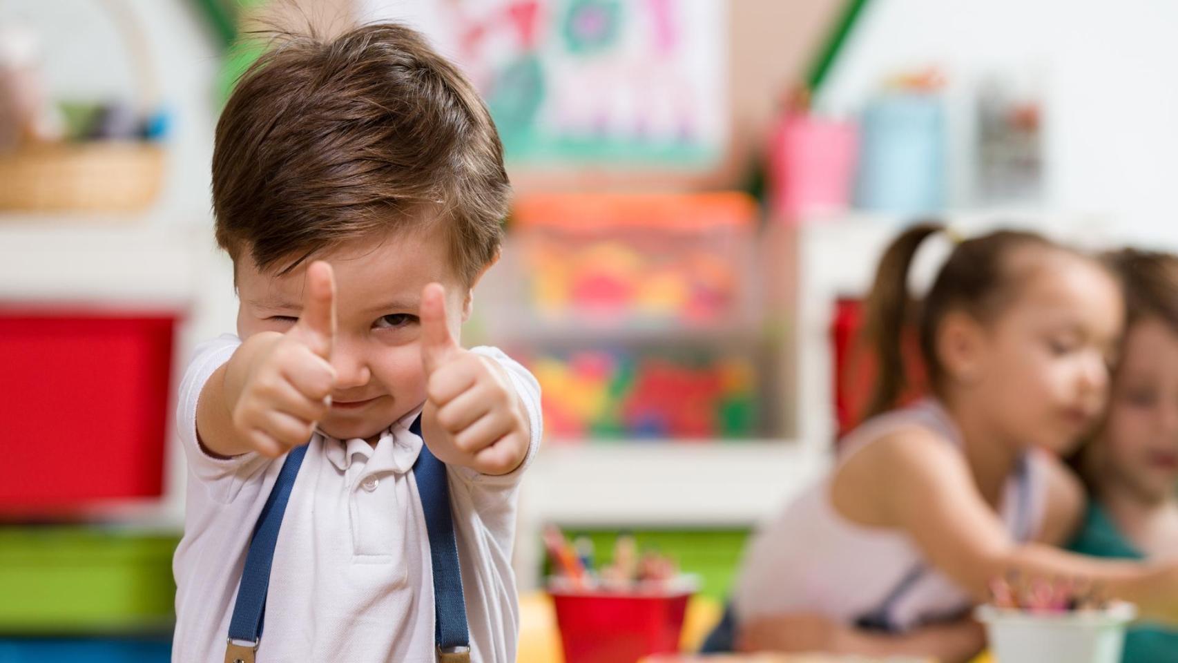 Un niño pequeño en la escuela infantil