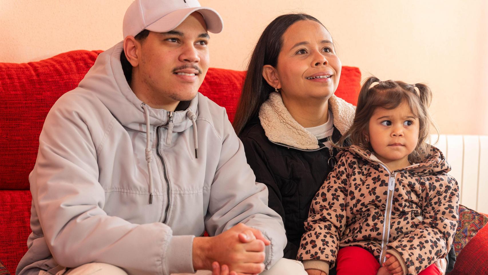 Diana y Jesús posan en su nuevo hogar junto a una de sus dos hijas