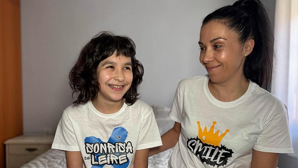 Leire a la izquierda junto a su madre Beatriz.