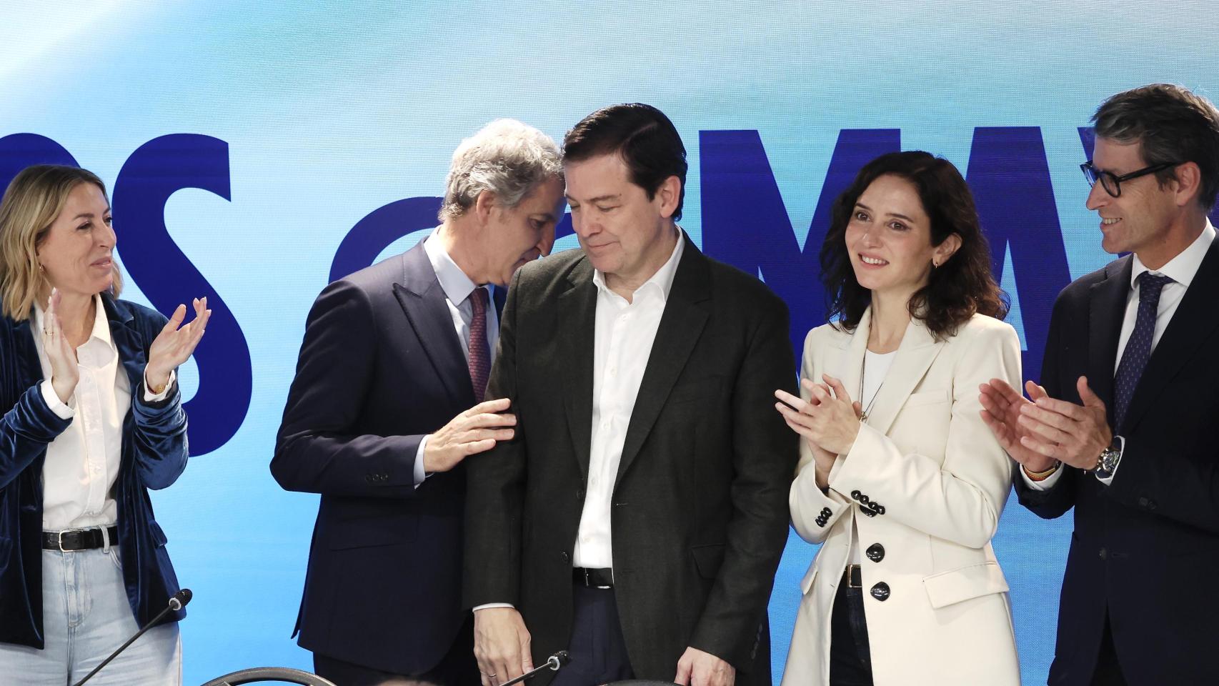 El presidente de la Junta de Castilla y León en funciones, Alfonso Fernández Mañueco, es recibido con una ovación tras su victoria en las elecciones autonómicas, a su llegada a la Junta Directiva Nacional del PP, este lunes