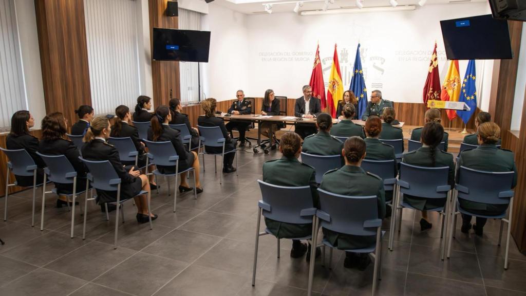 El delegado del Gobierno en Murcia, Francisco Lucas, durante el encuentro con mujeres de la Policía Nacional y Guardia Civil en la Delegación del Gobierno