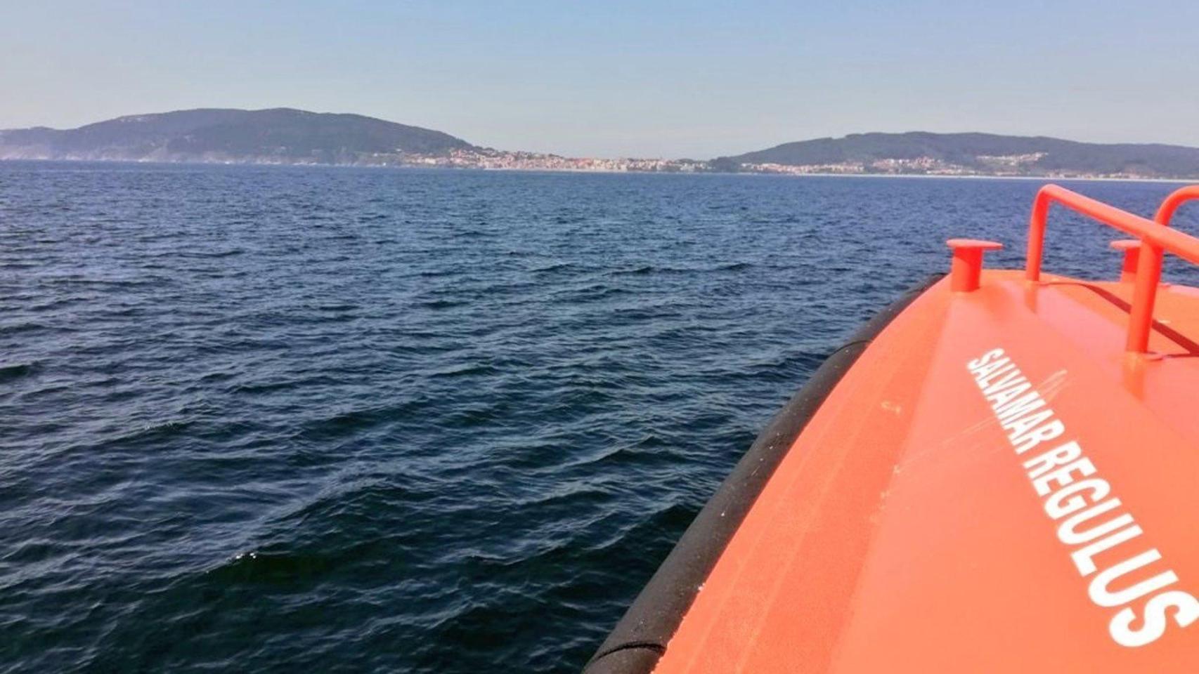 La salvamar 'Regulus', de Salvamento Marítimo, durante un rescate