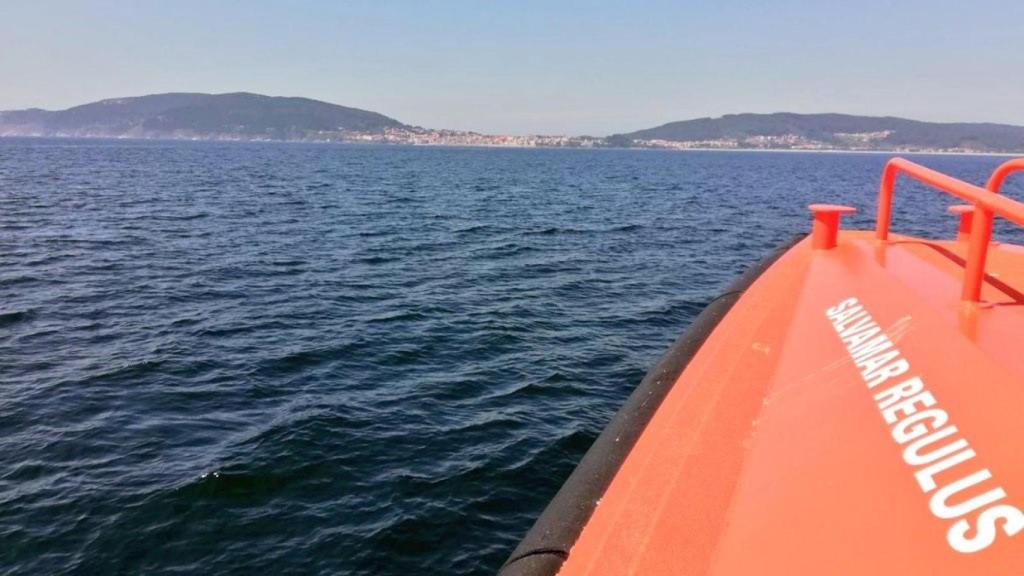 La salvamar 'Regulus', de Salvamento Marítimo, durante un rescate