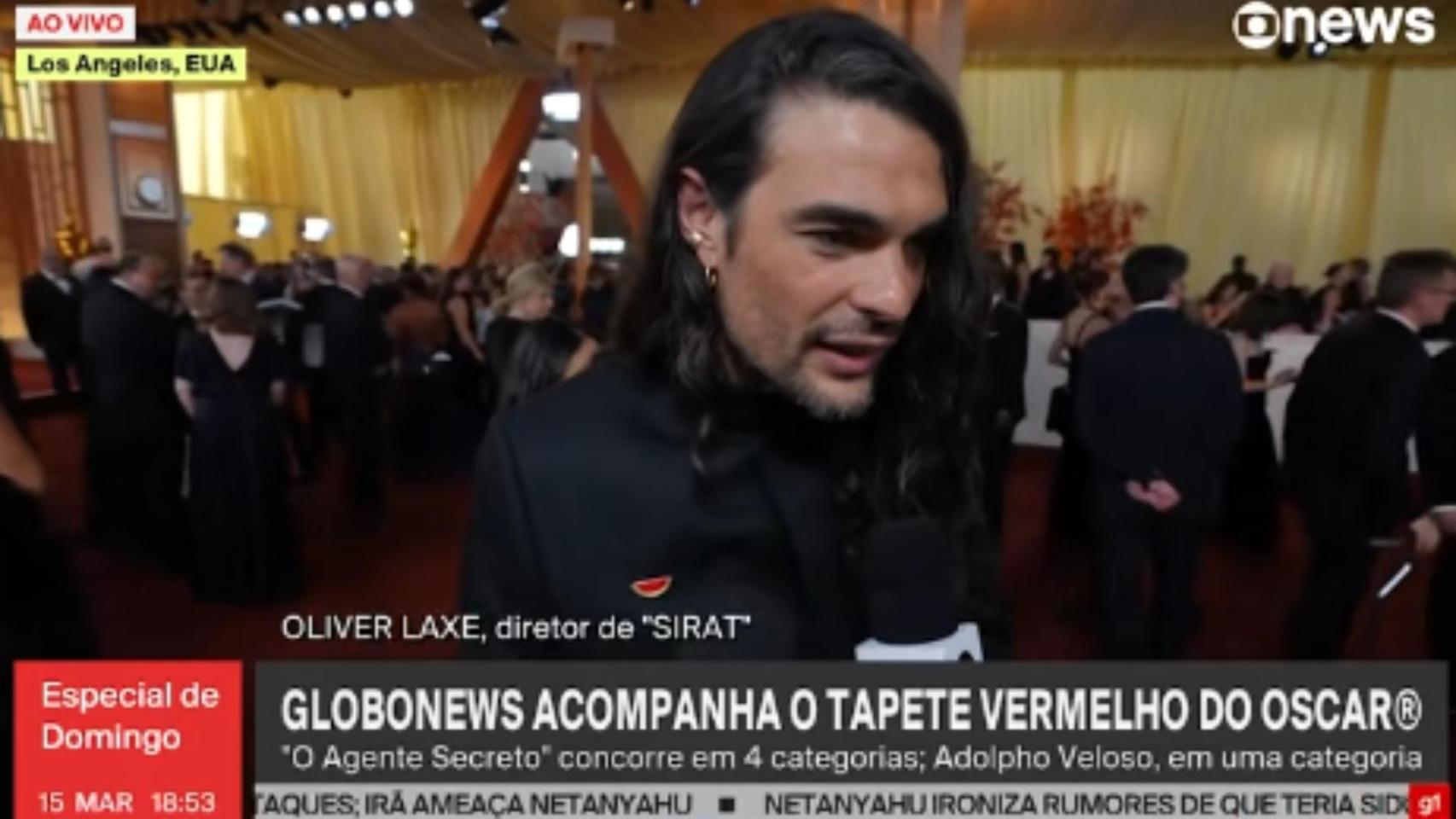 Oliver Laxe con GloboNews durante la alfombra roja de los Oscar