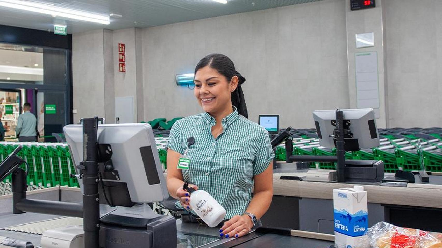 Una empleada de Mercadona contratada durante el último verano.