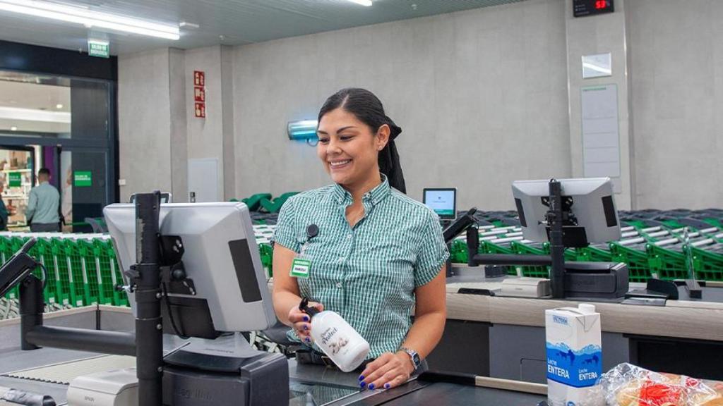 Una empleada de Mercadona contratada durante el último verano.