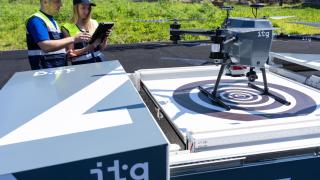 Ingenieros revisan uno de los drones.