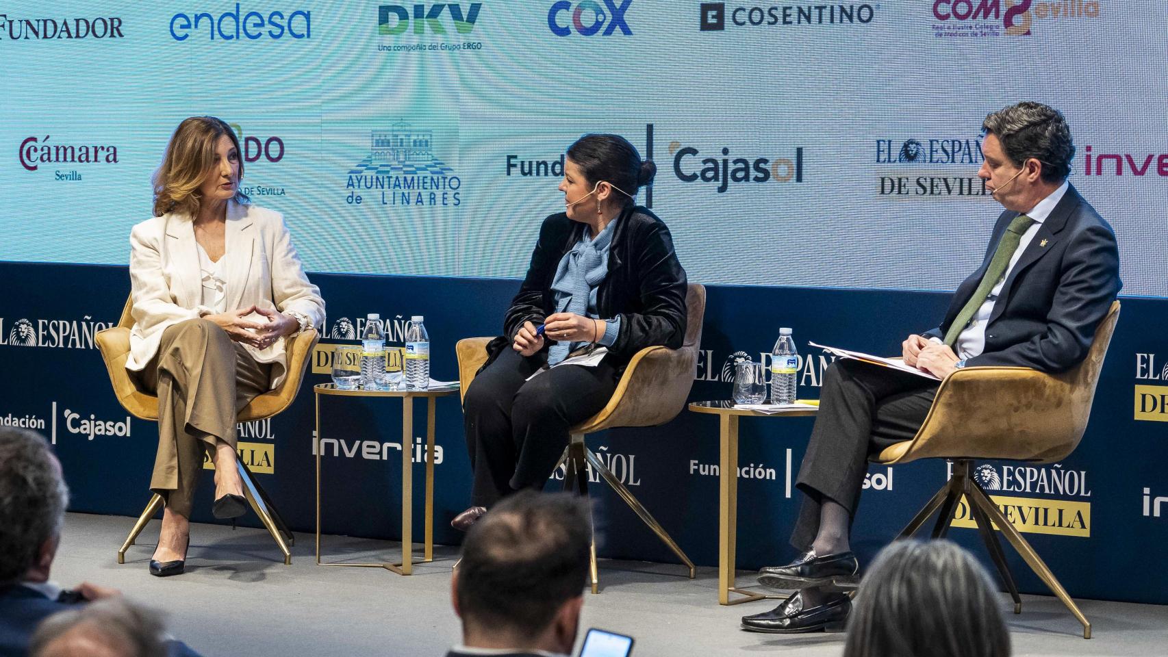 De izquierda a derecha, Alicia Martínez, secretaria general de vivienda de la Junta de Andalucía; Inma León, delegada de EL ESPAÑOL en Andalucía y Juan de la Rosa, delegado de Urbanismo del Ayuntamiento de Sevilla.