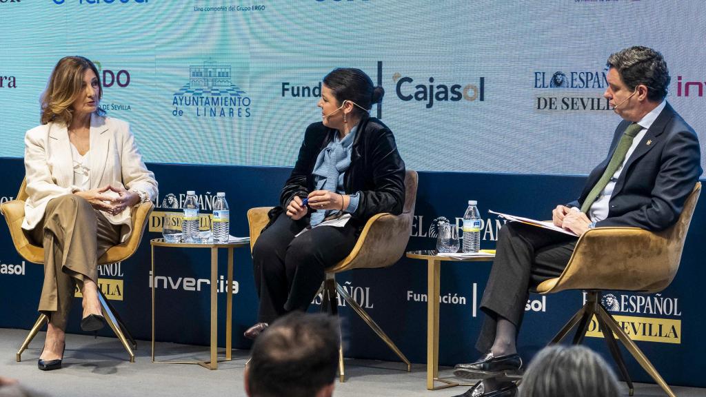 De izquierda a derecha, Alicia Martínez, secretaria general de vivienda de la Junta de Andalucía; Inma León, delegada de EL ESPAÑOL en Andalucía y Juan de la Rosa, delegado de Urbanismo del Ayuntamiento de Sevilla.