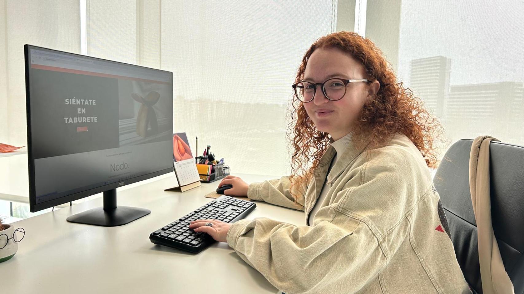 Laia Guerrero trabajando.