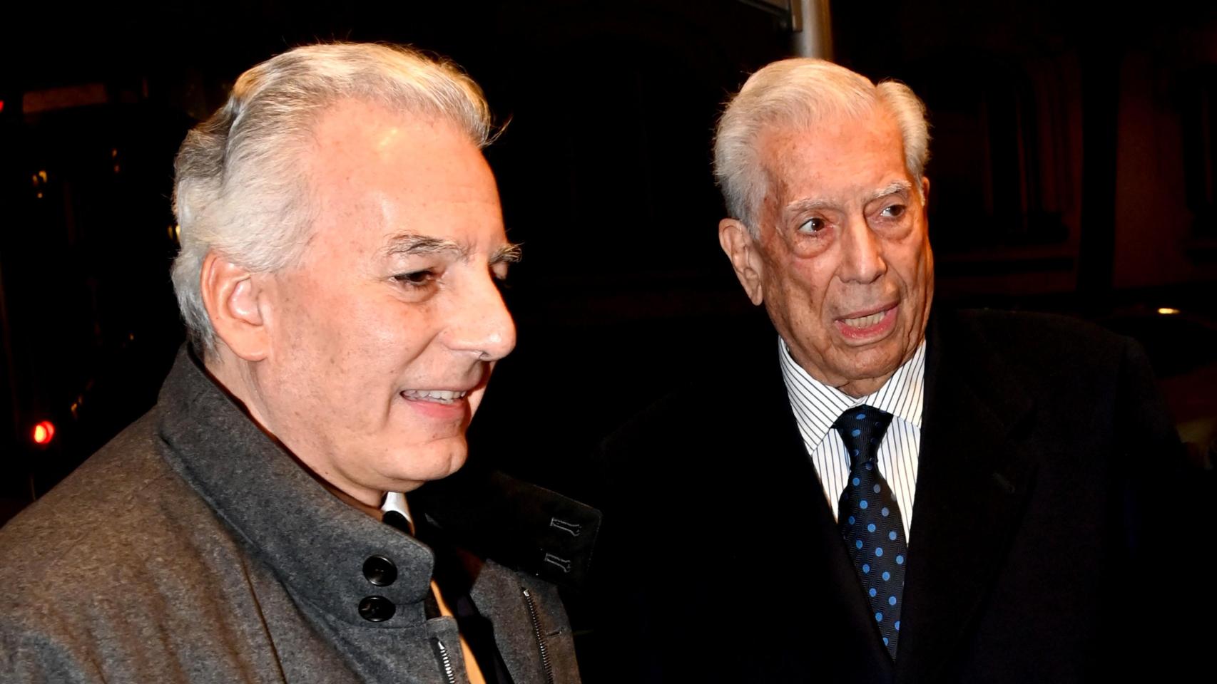 Álvaro, el hijo mayor de Mario Vargas Llosa, junto al Premio Nobel en una fotografía tomada en Madrid, en 2023.
