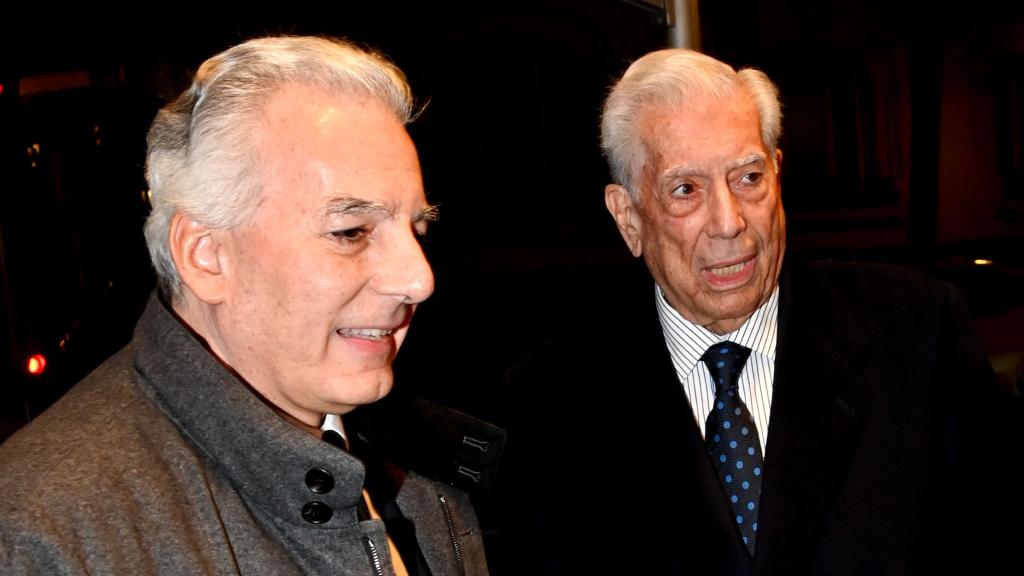 Álvaro, el hijo mayor de Mario Vargas Llosa, junto al Premio Nobel en una fotografía tomada en Madrid, en 2023.