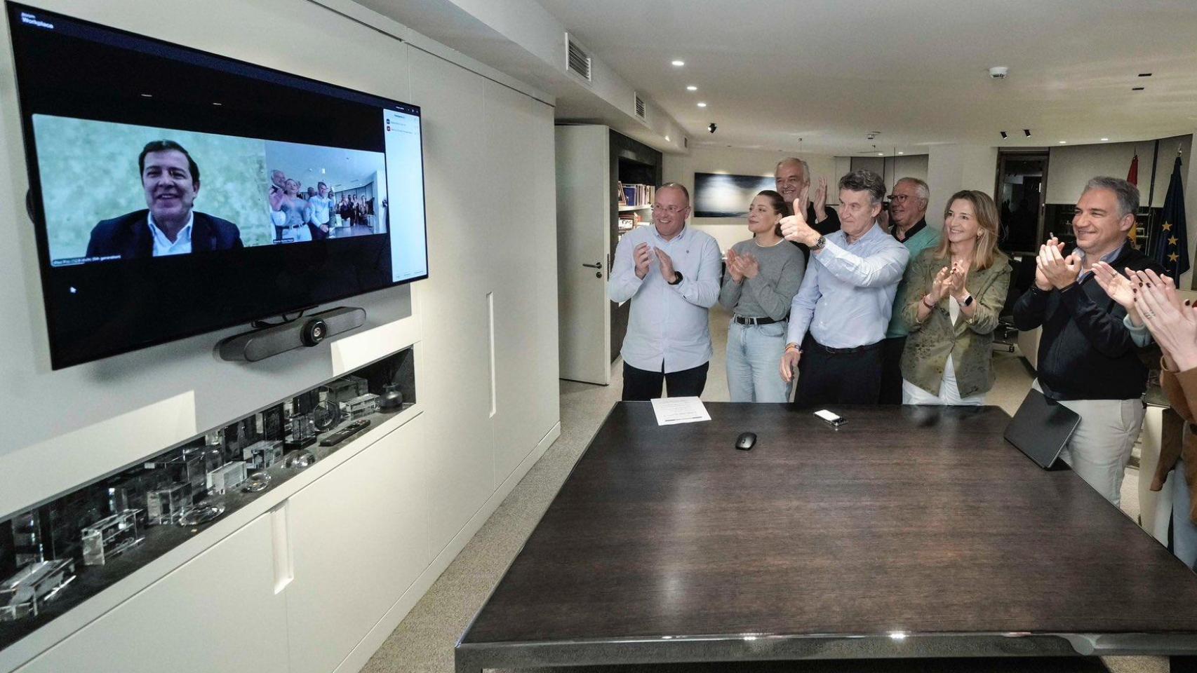 El presidente del PP, Alberto Núñez Feijóo, junto al resto de la dirección nacional del partido, celebra la victoria de Alfonso Fernández Mañueco en Castilla y León, el pasado domingo