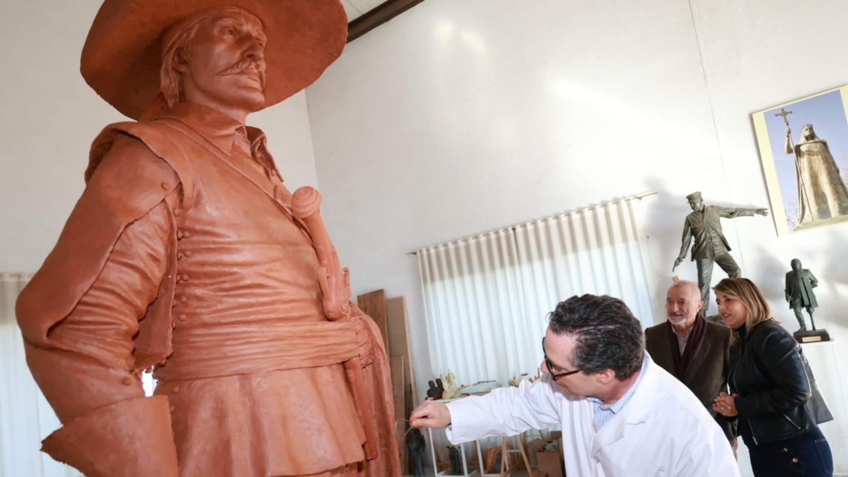 Noelia Arroyo y Arturo Pérez-Reverte observando atentamente el monumento a Alatriste