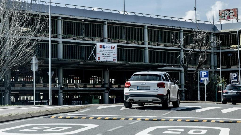 Ayuso dejará aparcar gratis a 7.771 coches cerca del transporte público a partir de ahora: se debe realizar al menos un viaje
