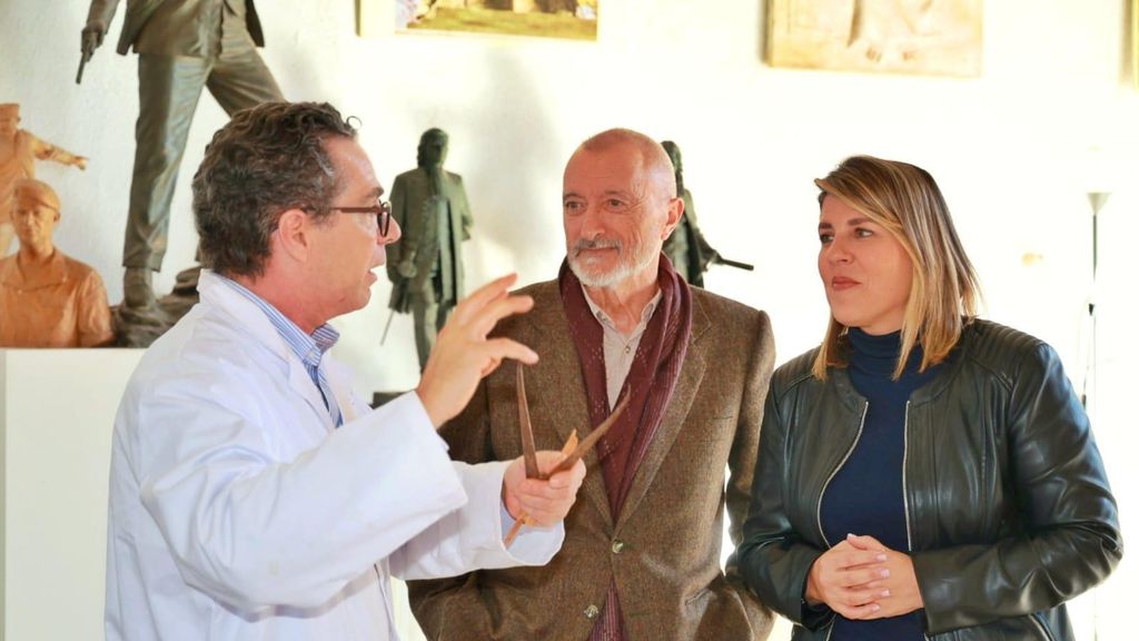 Arturo Pérez-Reverte, junto a la alcaldesa Noelia Arroyo y el escultor Salvador Amaya