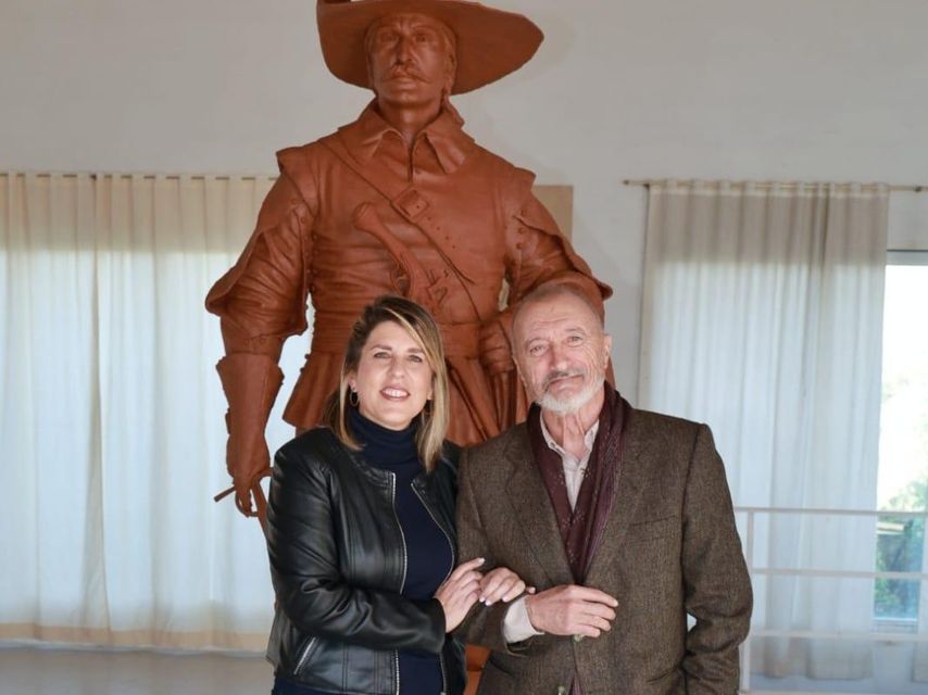 Noelia Arroyo y Arturo Pérez-Reverte posan sonrientes junto al imponente modelo en barro del capitán Alatriste