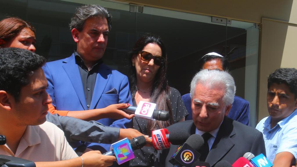 Los tres hijos de Mario Vargas Llosa, tras su muerte, atendiendo a la prensa.
