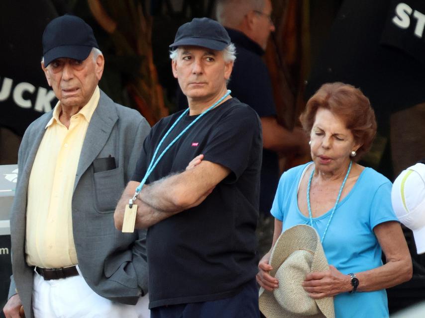 Vargas Llosa con su primogénito, Álvaro, y su última esposa, Patricia.