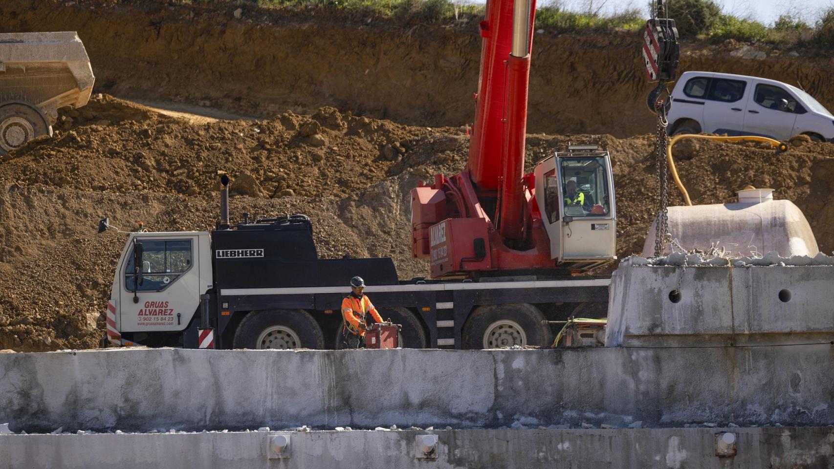Trabajos de recuperación de la línea de alta velocidad a Málaga, afectada por un desprendimiento de tierras en el punto kilométrico 121 de la línea de AVE Córdoba-Málaga a su paso por el término municipal de Álora, y cuya reapertura no se prevé antes de la última semana de abril.